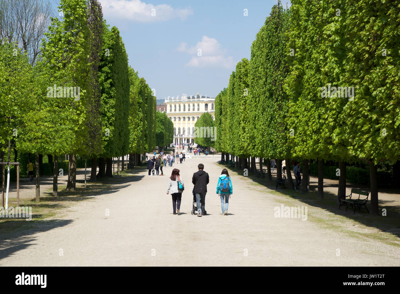 Vienne, AUTRICHE - avril 30th, 2017 : parc public à Schonbrunn. C'est un ancien imperial 1441 Rococo-résidence d'été de Sissi l'Impératrice Elisabeth d'Autriche à Vienne moderne. Balades touristiques dans le parc Banque D'Images