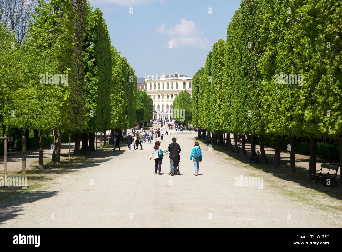 Vienne, AUTRICHE - avril 30th, 2017 : parc public à Schonbrunn. C'est un ancien imperial 1441 Rococo-résidence d'été de Sissi l'Impératrice Elisabeth d'Autriche à Vienne moderne. Balades touristiques dans le parc Banque D'Images