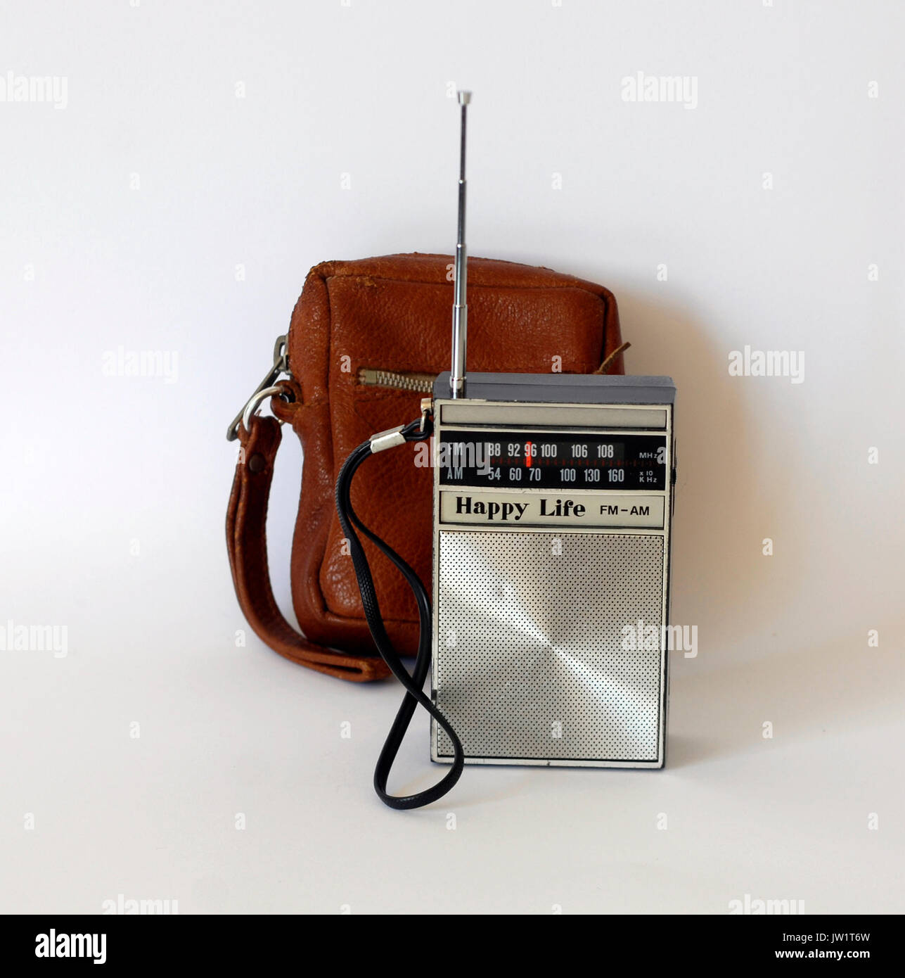 Vintage Transistor Radio vie heureuse à l'état solide, faite à Singapour. Avec une couverture en cuir fabriqué en Espagne Banque D'Images