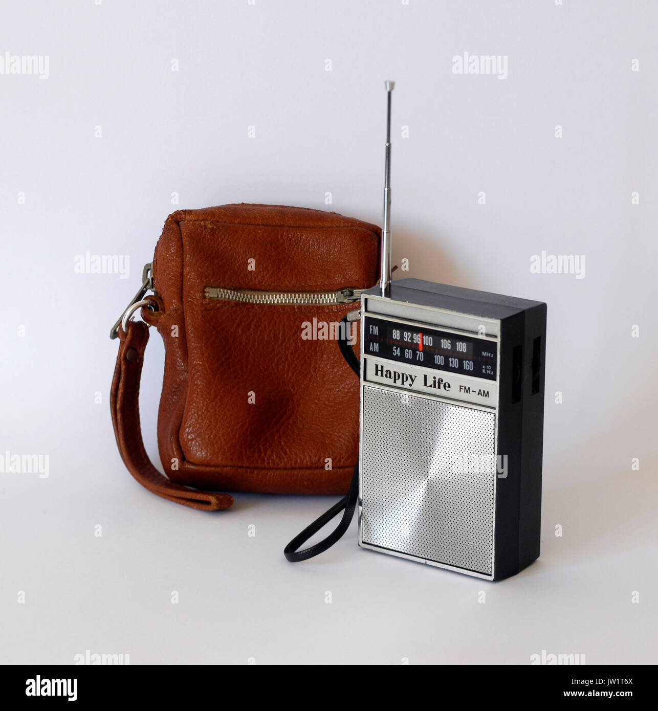 Vintage Transistor Radio vie heureuse à l'état solide, faite à Singapour. Avec une couverture en cuir fabriqué en Espagne Banque D'Images