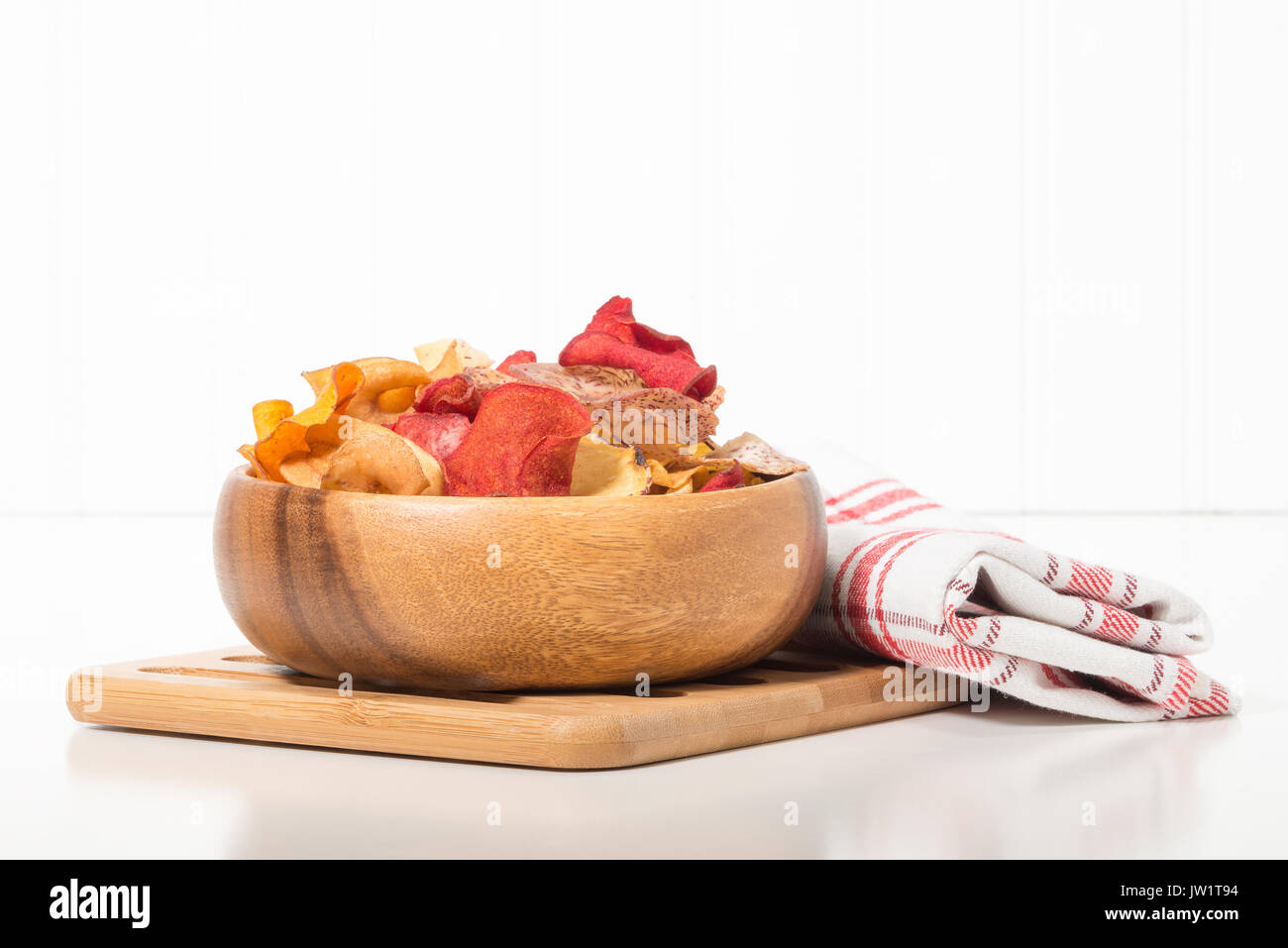 Bol de chips de légumes racines exotiques avec copie espace. Banque D'Images