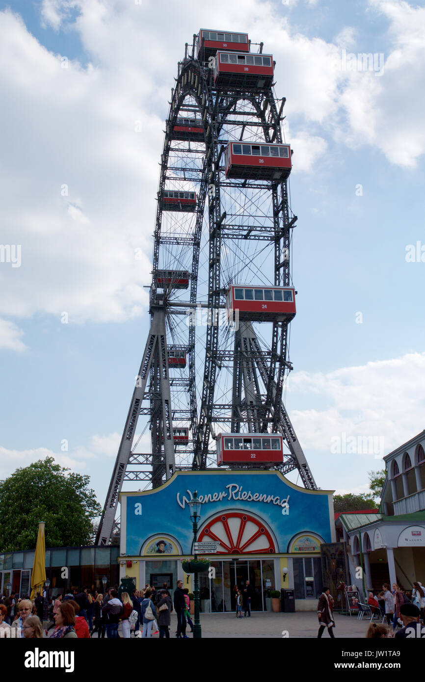 Vienne, AUTRICHE - avril 30th, 2017 : historique et célèbre grande roue de Vienne prater parc appelé Wurstelprater pendant une journée nuageuse Banque D'Images