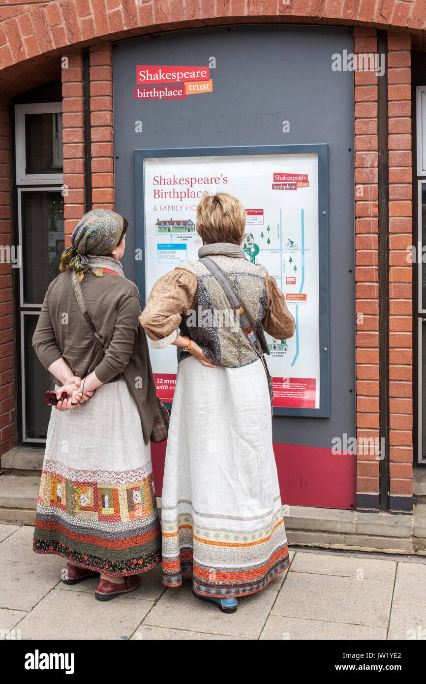 Les femmes en robe élisabéthaine, Stratford Upon Avon Banque D'Images