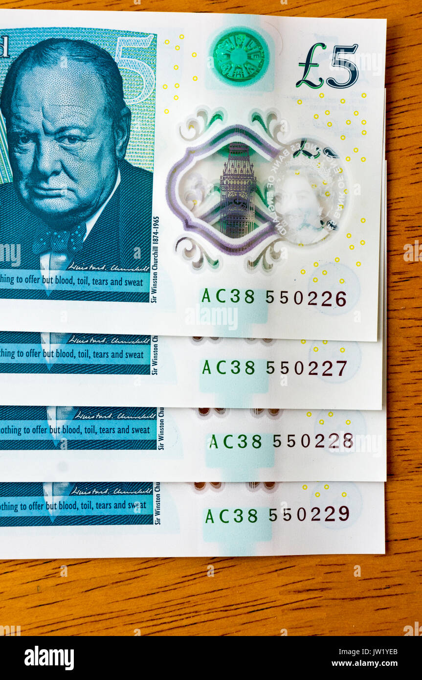 New UK cinq notes - livre publié en septembre 2016 - avec des numéros de série consécutifs. Banque D'Images