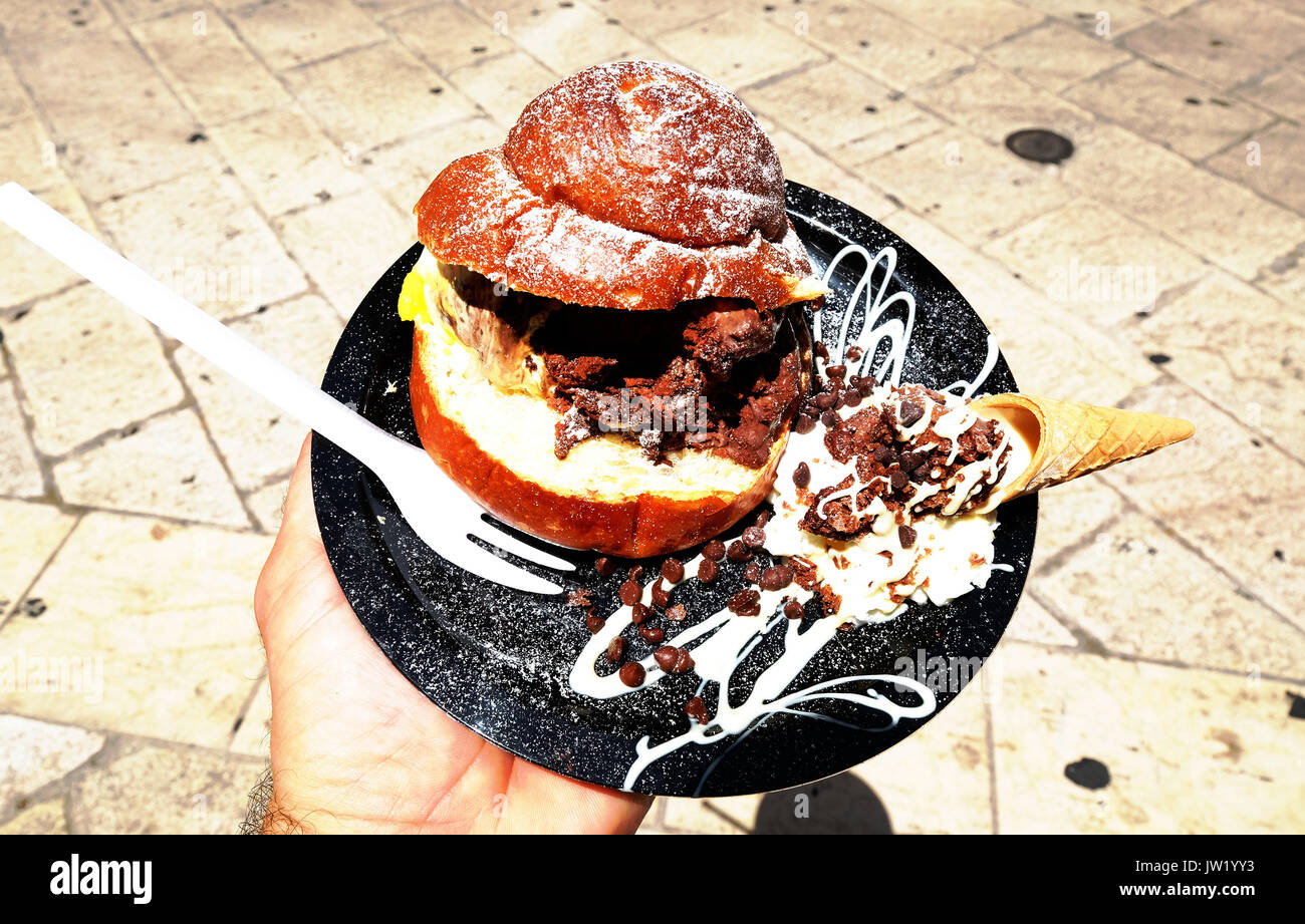 Brioche avec de la crème glacée, Lecce, Italie Banque D'Images