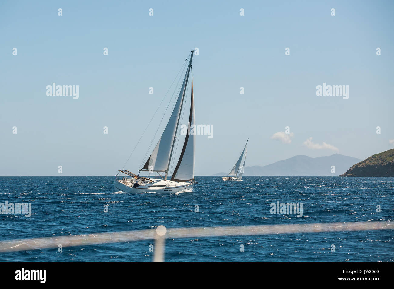 Bateau à voile yachts avec voiles blanches dans la mer. Bateaux de luxe. Banque D'Images