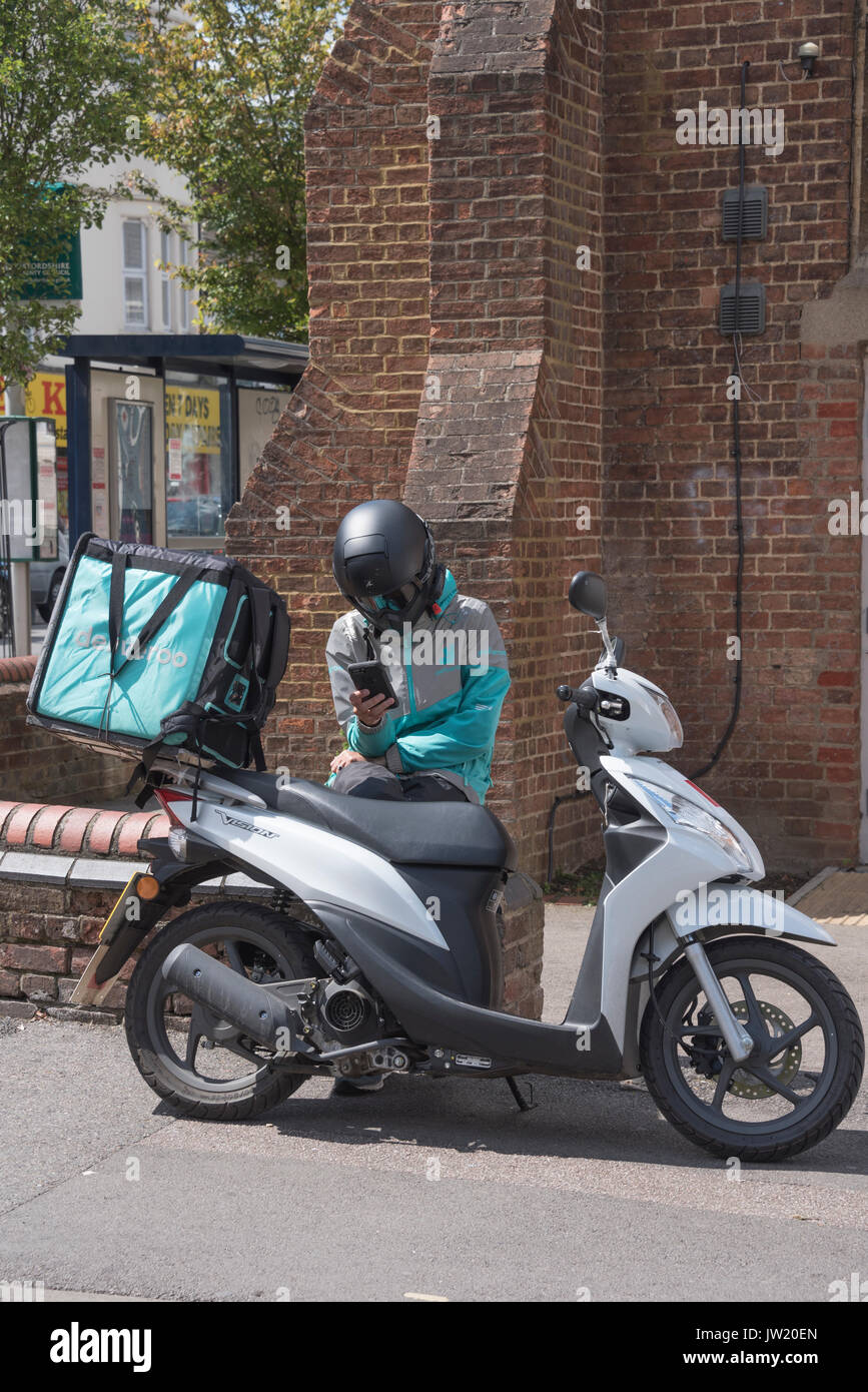 Contrôler son téléphone livraison rider pour le travail suivant Banque D'Images