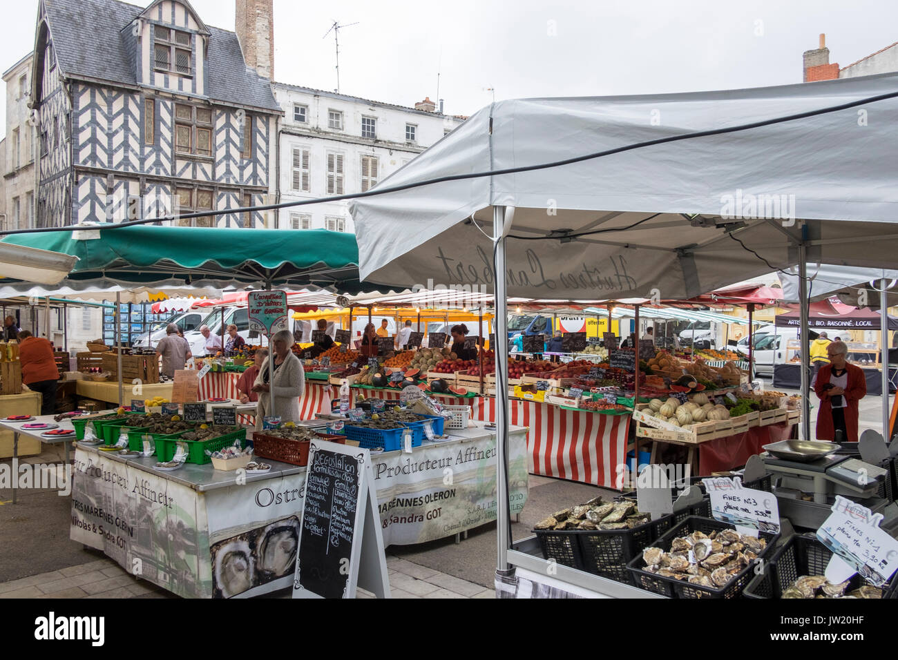 Le marché de l'alimentation à La Rochelle, Poitou-Charentes, France. Banque D'Images