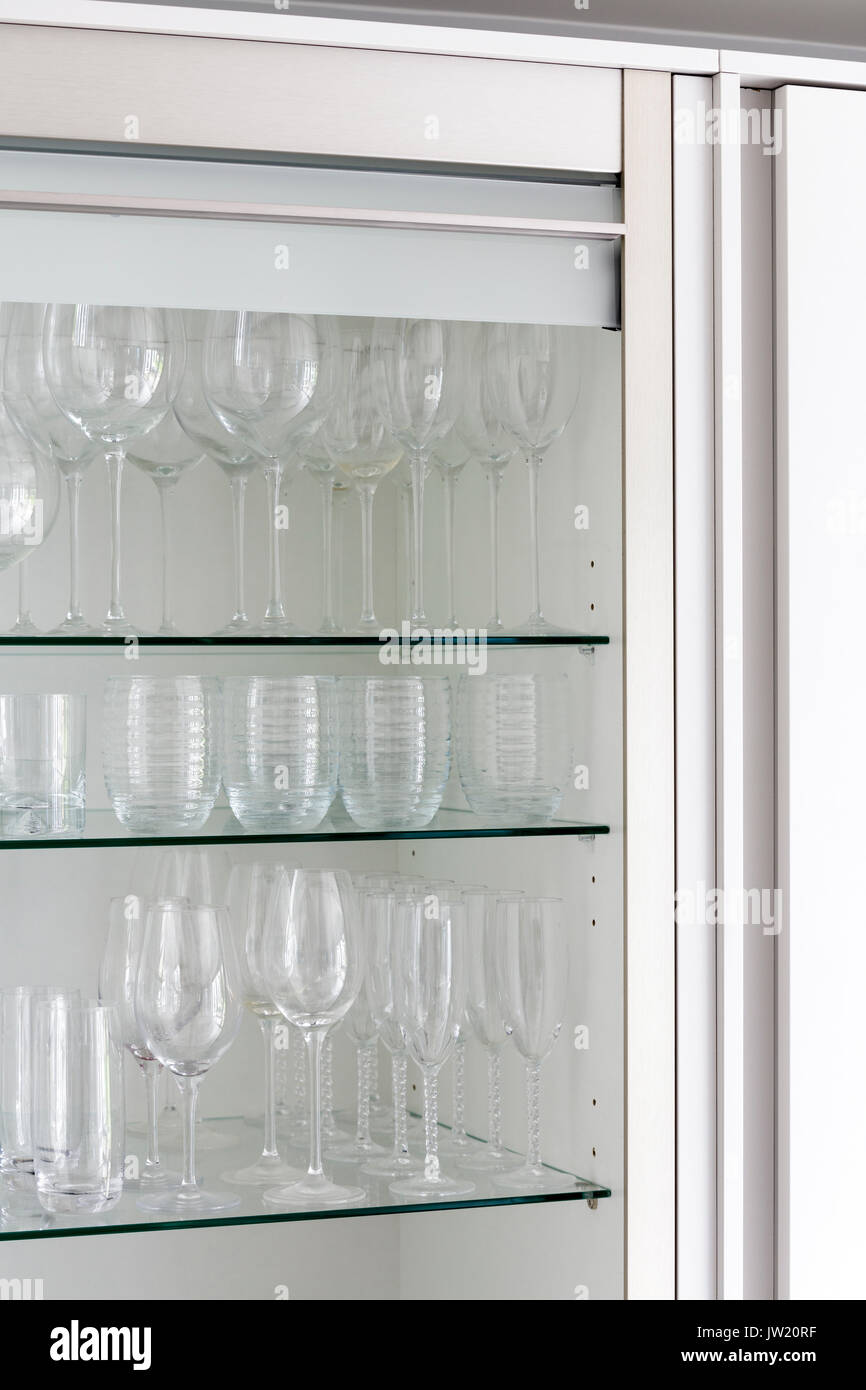 Placard de rangement en verre cuisine moderne Photo Stock - Alamy