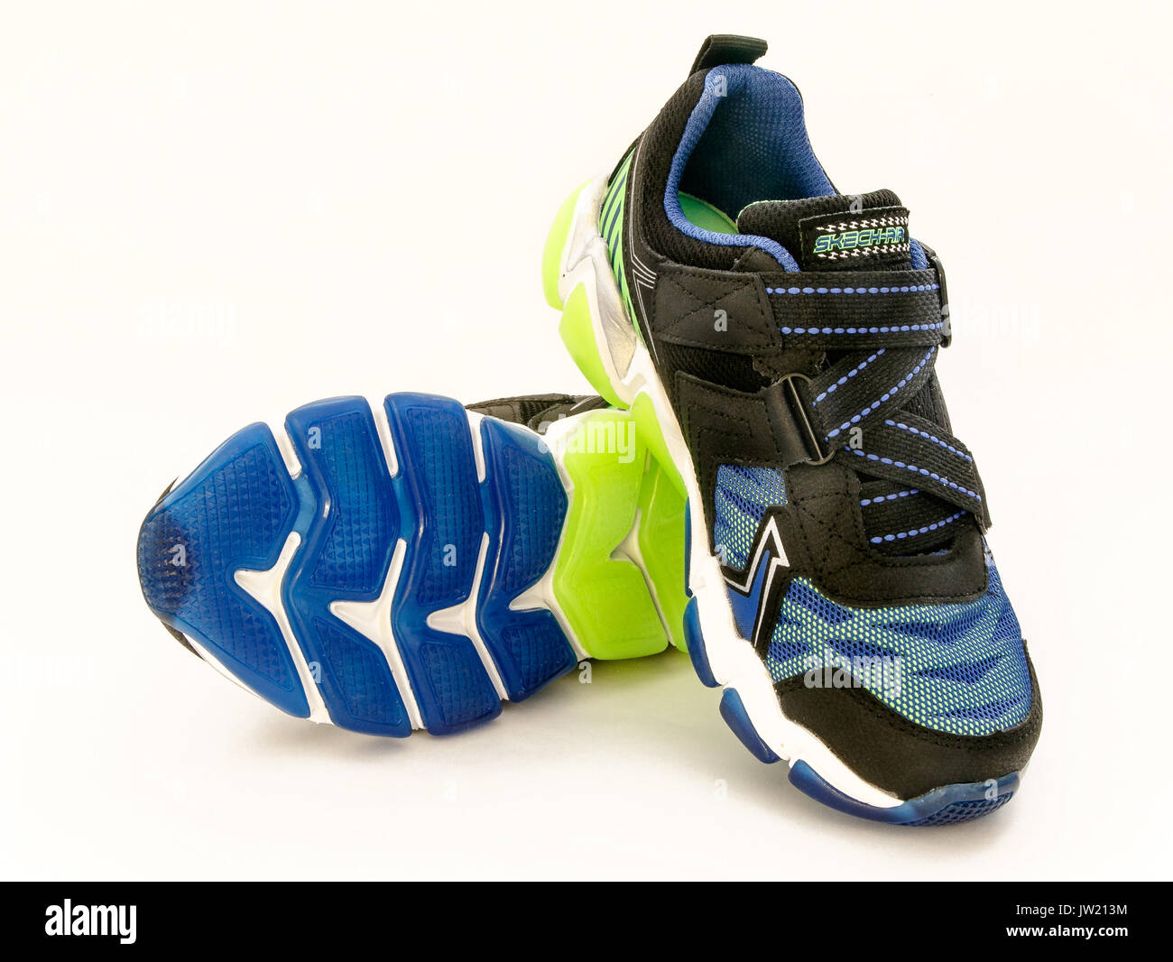 Une paire de baskets Sketchers du garçon contre l'arrière-plan blanc. Banque D'Images