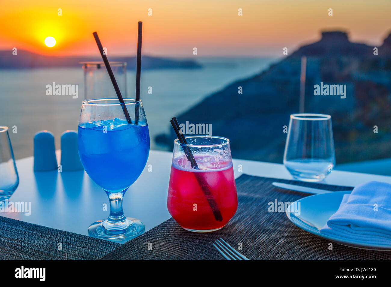 Des cocktails colorés, Imerovigli dans la soirée, un village près de Fira sur l'île grecque de Santorin appelée 'le balcon de la mer Égée" pour son coucher du soleil Banque D'Images
