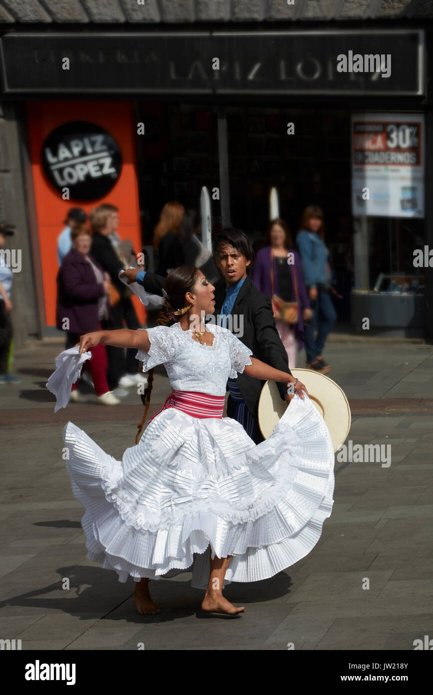 Danseurs, Plaza de Armas, Santiago, Chili, Amérique du Sud Banque D'Images