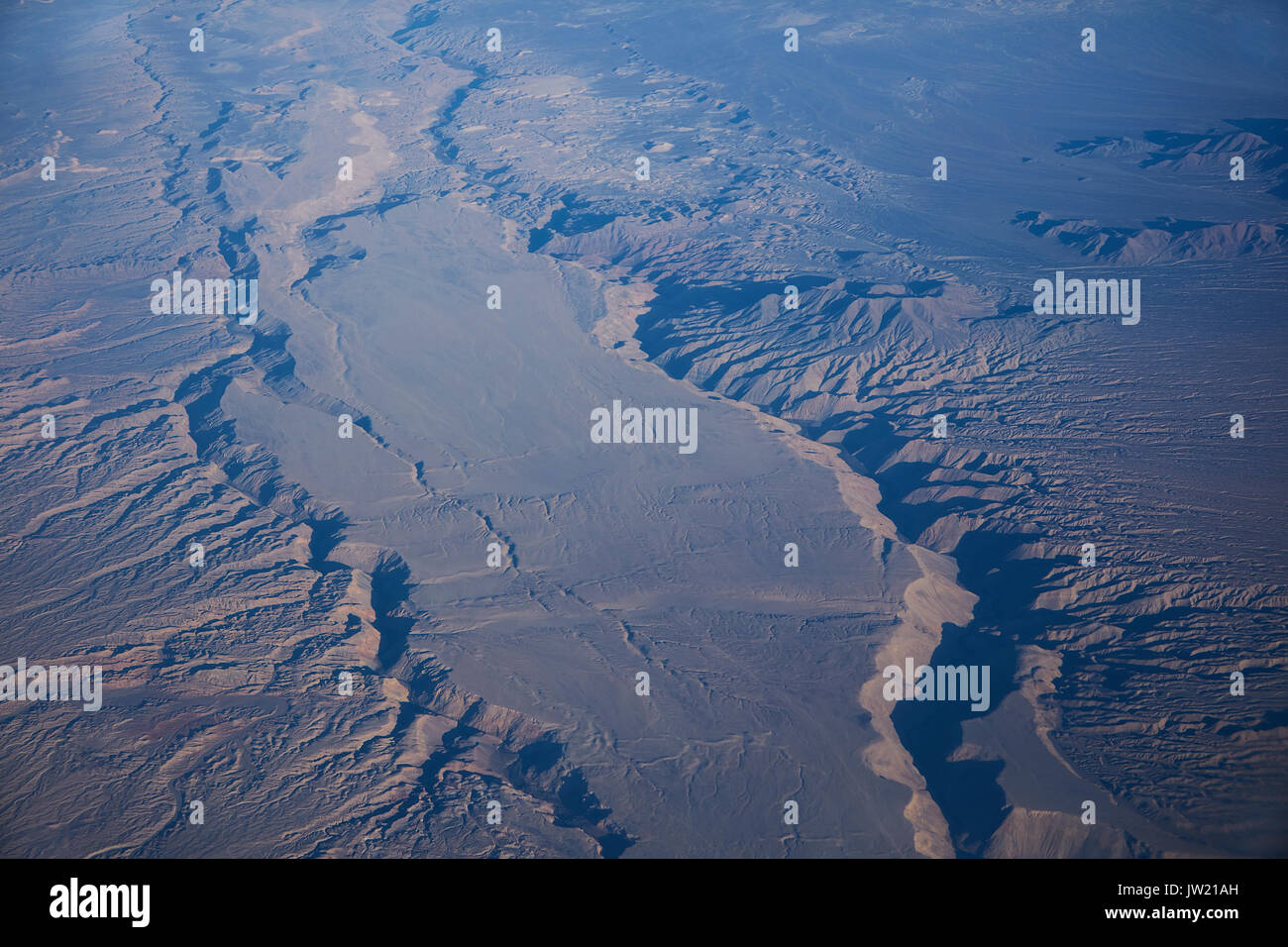Vallées érodées au désert d'Atacama près de Calama, Chili du Nord, en Amérique du Sud - vue aérienne Banque D'Images