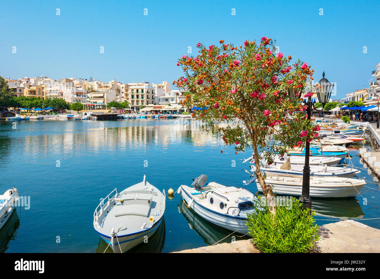 Bateaux amarrés sur le lac Voulismeni. Agios Nikolaos, Crète, Grèce Banque D'Images