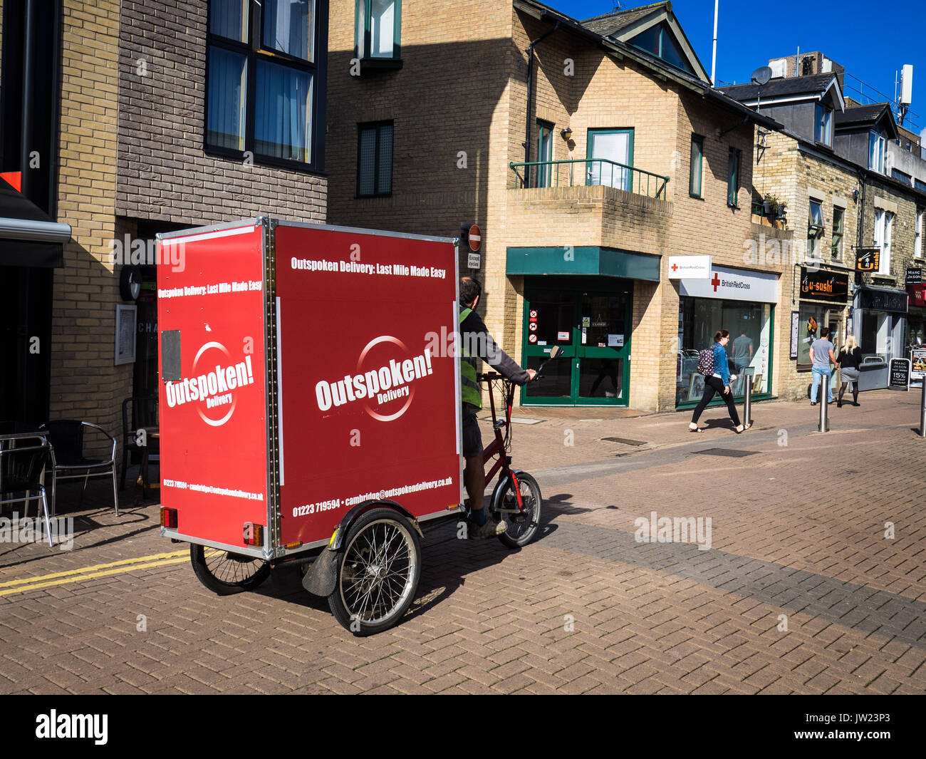 Le dernier kilomètre de livraison Eco - un vélo cargo appartenant à la compagnie de la livraison du dernier kilomètre stationné dans le centre historique de Cambridge, au Royaume-Uni. Banque D'Images