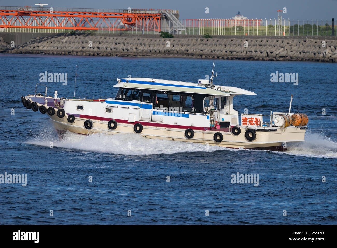 Le bateau de patrouille de la baie de Tokyo, près de l'aéroport international de Haneda, à Tokyo, au Japon. Banque D'Images