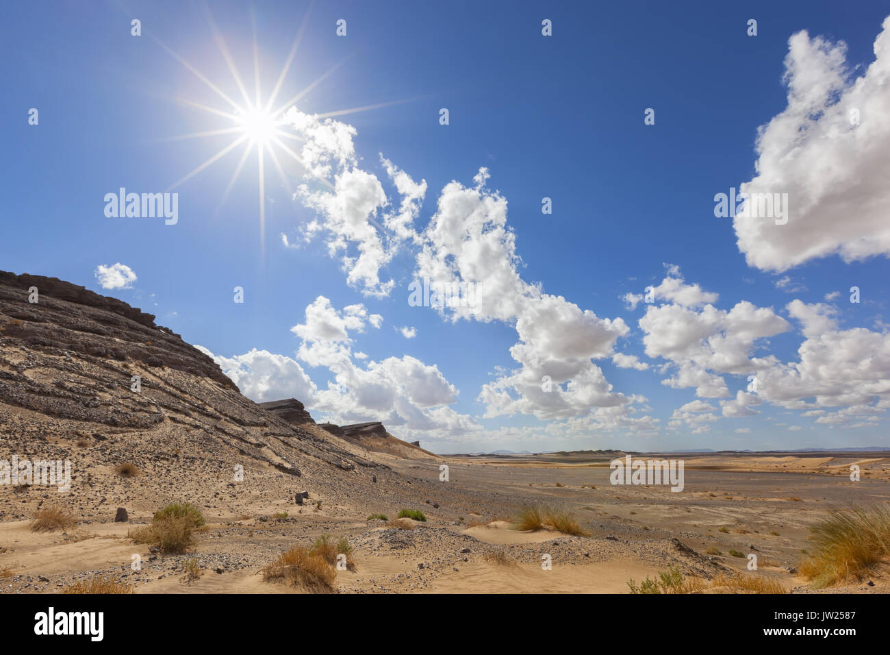 Paysage Désertique Avec Ciel Nuageux Ciel Bleu Et Soleil