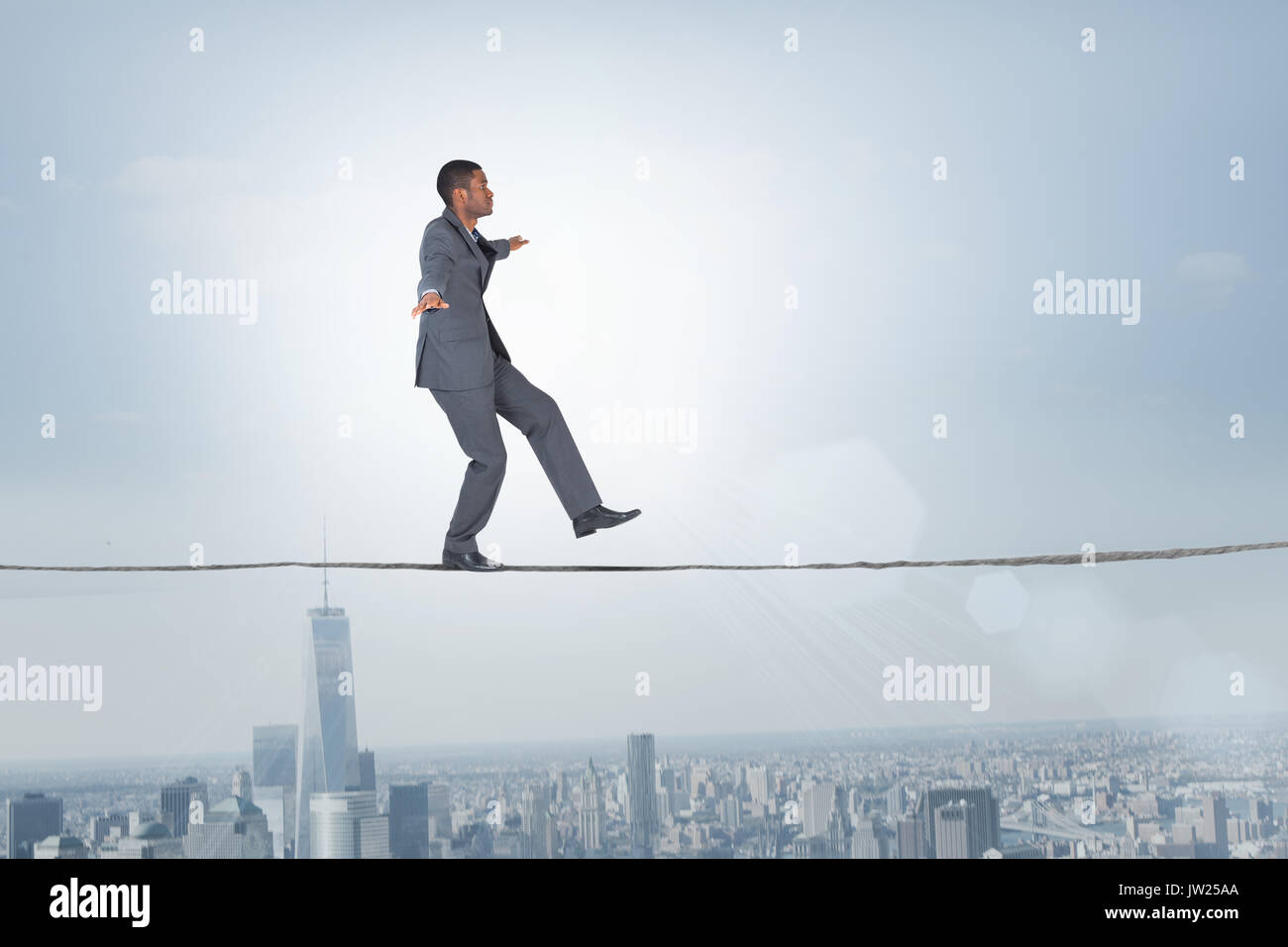 L'exécution d'un homme d'équilibre contre un balcon avec vue sur ville Banque D'Images