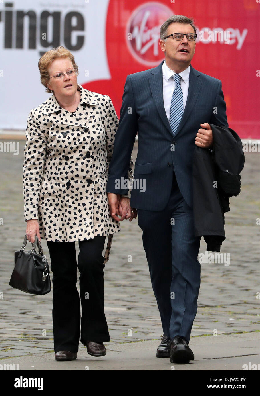 David et Catherine Logan arrivent à la Haute Cour à Edimbourg, où leur fils Blair Logan, 27 ans, est due à être condamné pour le meurtre de son frère Cameron, 23, et la tentative de meurtre de la petite amie de son frère Rebecca Williams, en y mettant le feu à eux pendant qu'ils dormaient sur le jour de l'an. Banque D'Images