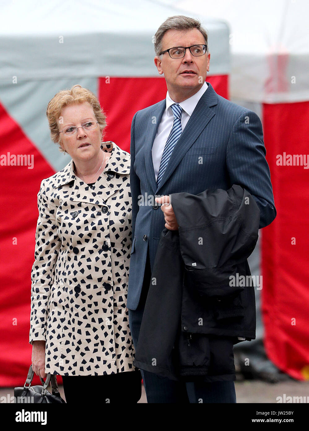 David et Catherine Logan arrivent à la Haute Cour à Edimbourg, où leur fils Blair Logan, 27 ans, est due à être condamné pour le meurtre de son frère Cameron, 23, et la tentative de meurtre de la petite amie de son frère Rebecca Williams, en y mettant le feu à eux pendant qu'ils dormaient sur le jour de l'an. Banque D'Images