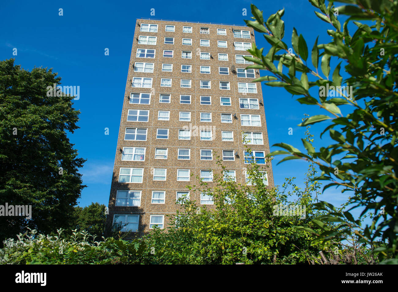 Vue générale des Ledbury Towers, dans le sud de Londres, où les résidents devant être évacués des immeubles d'appartements londoniens ont déclaré que les préoccupations en matière de sécurité ont été ignorées pendant des décennies. Banque D'Images