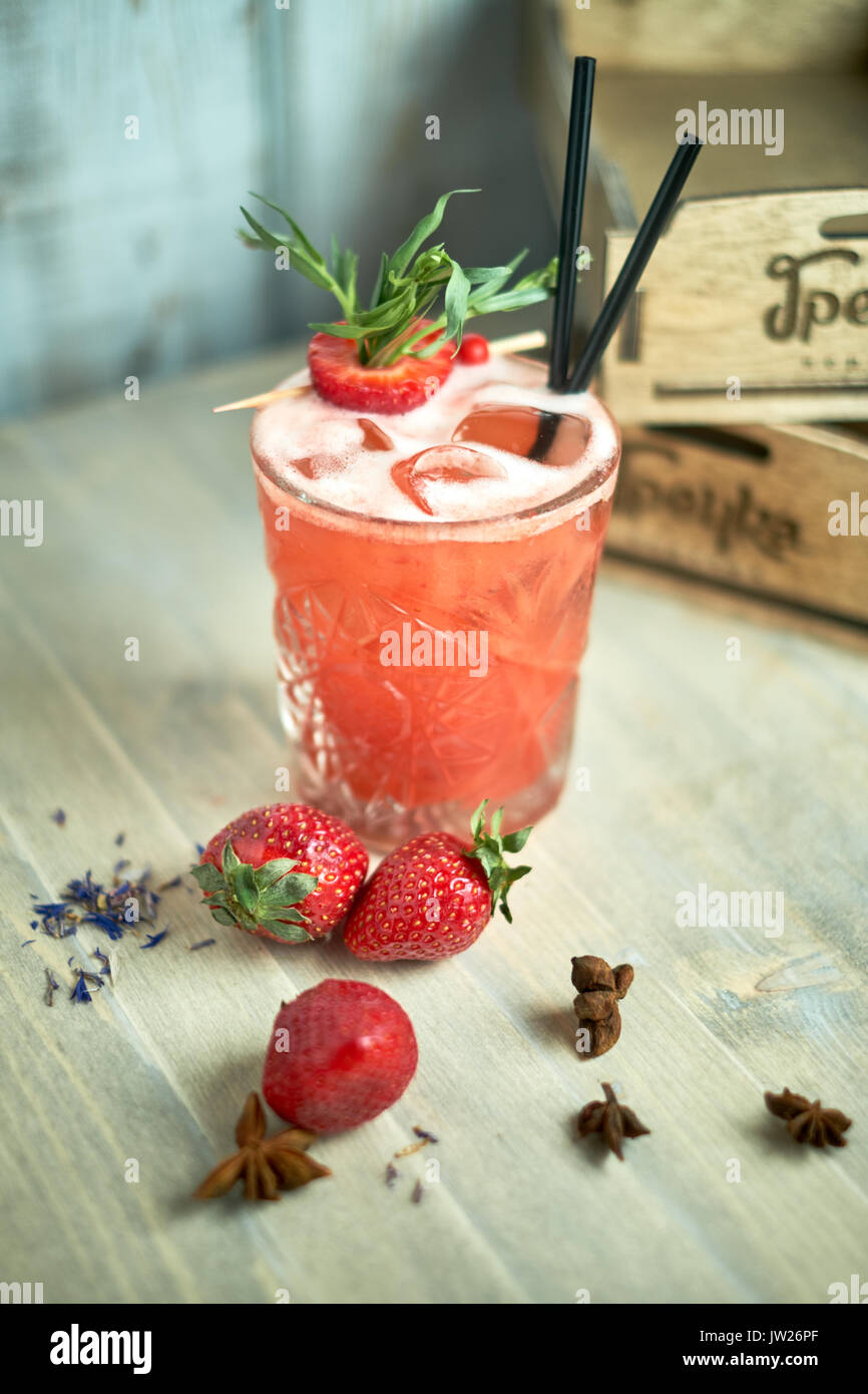 Limonade aux fraises avec de la chaux et de la glace en pot Mason sur une table en bois jpg Banque D'Images