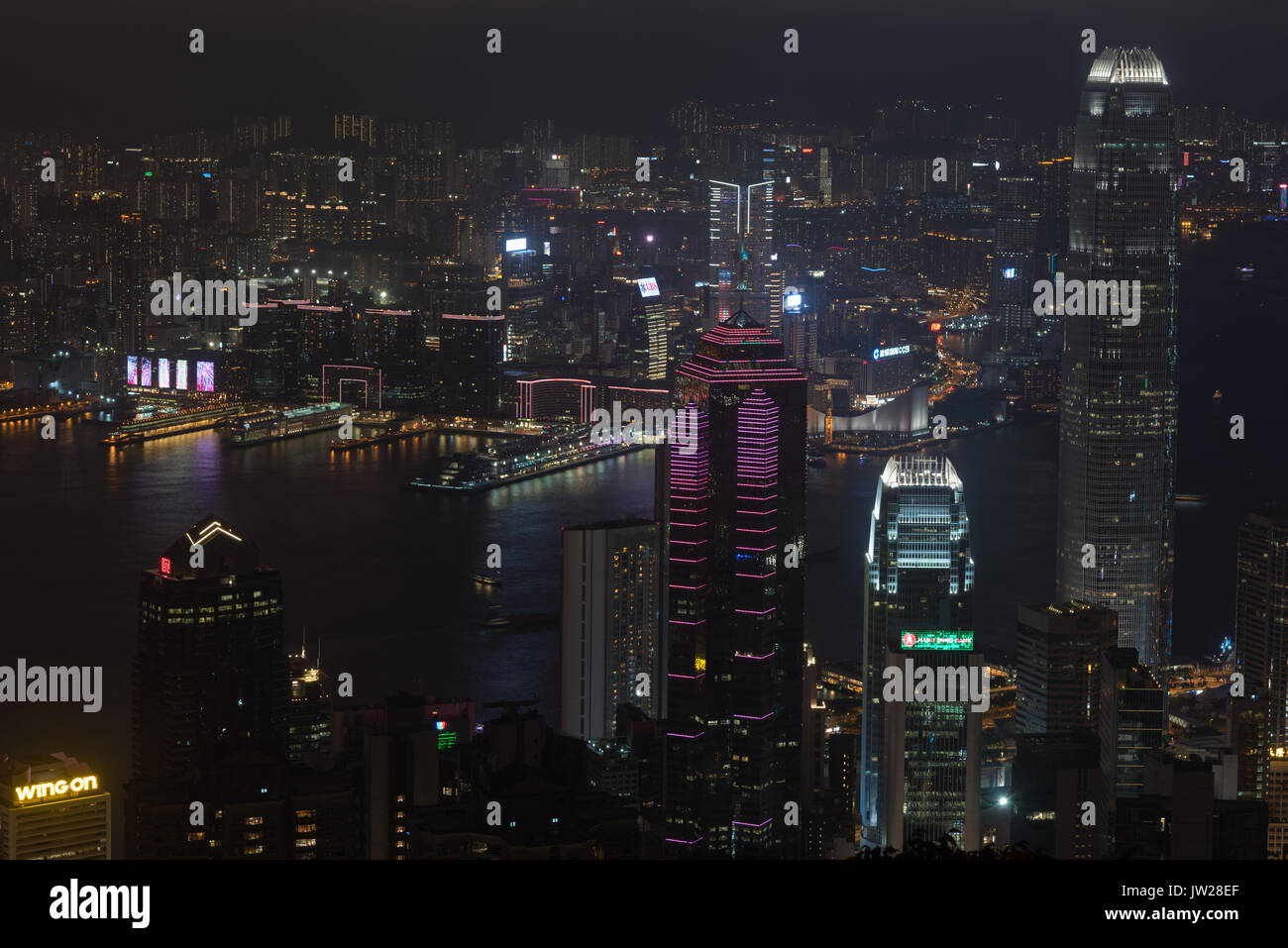 La Symphonie des Lumières à Victoria Harbour comme vu du point de vue de Lugard Road Banque D'Images