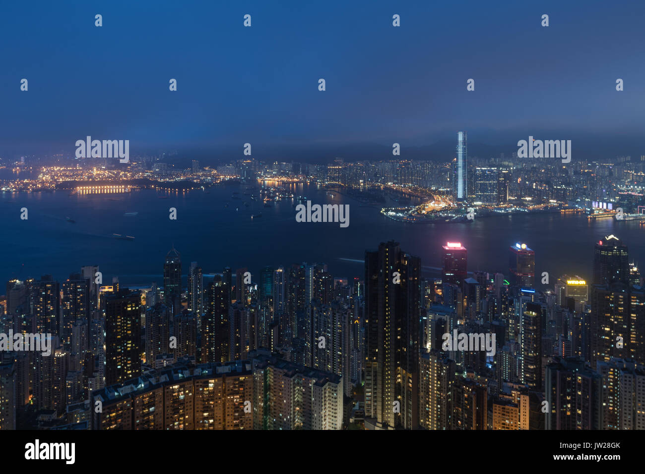 Victoria Harbour au coucher du soleil vu de Lugard Road à Hong Kong's Peak. Banque D'Images