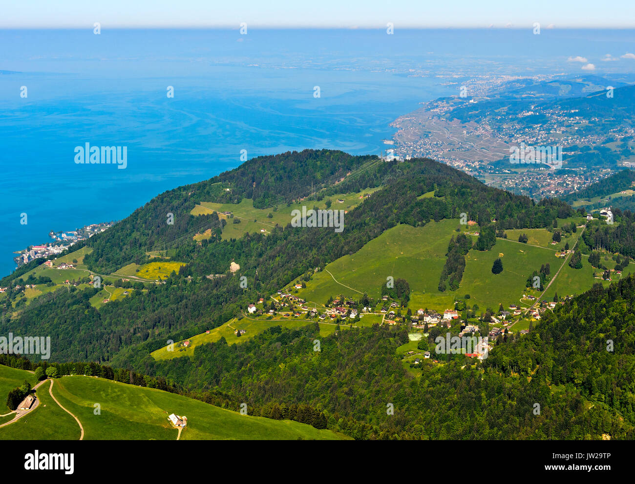 Blick vom Col col de Jaman über Les Disentis/Mustér und die Waadtländer Voralpen auf den Genfersee bei Vevey, Vaud, Suisse Banque D'Images