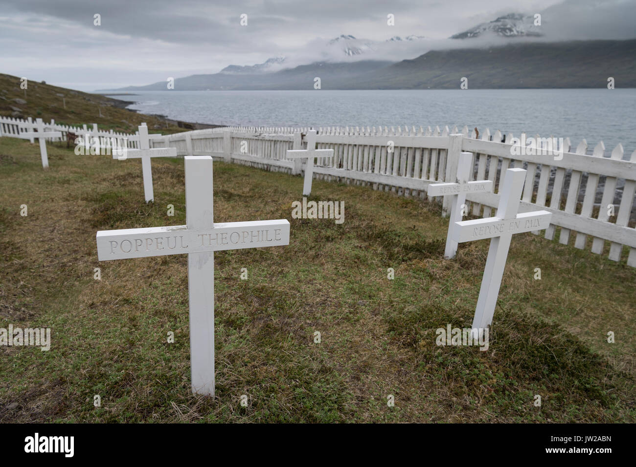 Croix de cimetière, graves pour les marins français, Fáskrúðsfjörður, Fjords de l'île, à l'Est de l'île, Banque D'Images