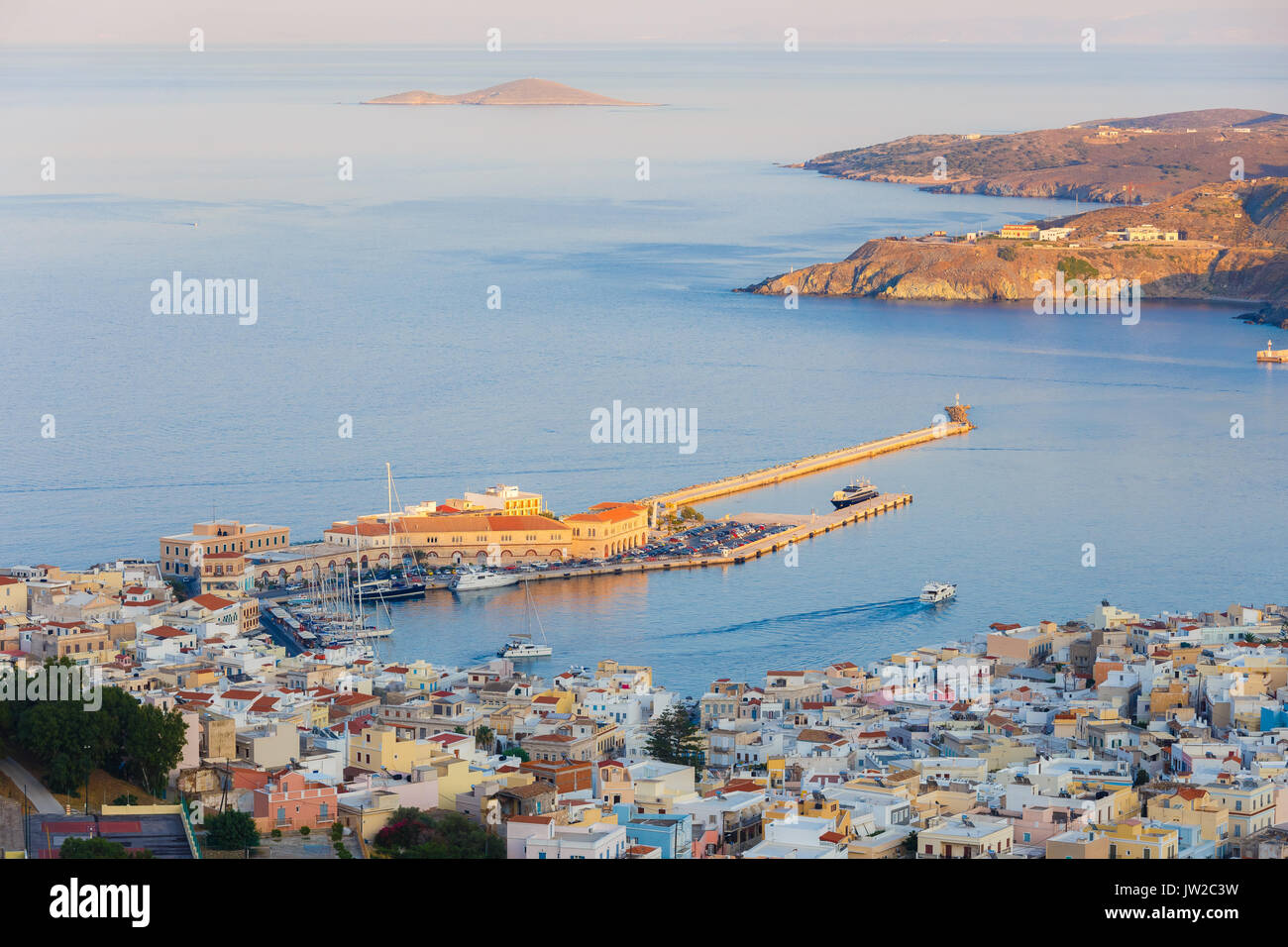 Port d'Ermoupolis ou Hermoupolis et bâtiments en distance au crépuscule.Ermoupolis est une ancienne commune de l'île de Syros, Cyclades, Grèce Banque D'Images