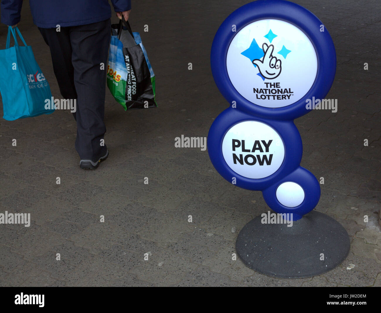 La national lottery lotto street sign personnes face cachée Banque D'Images