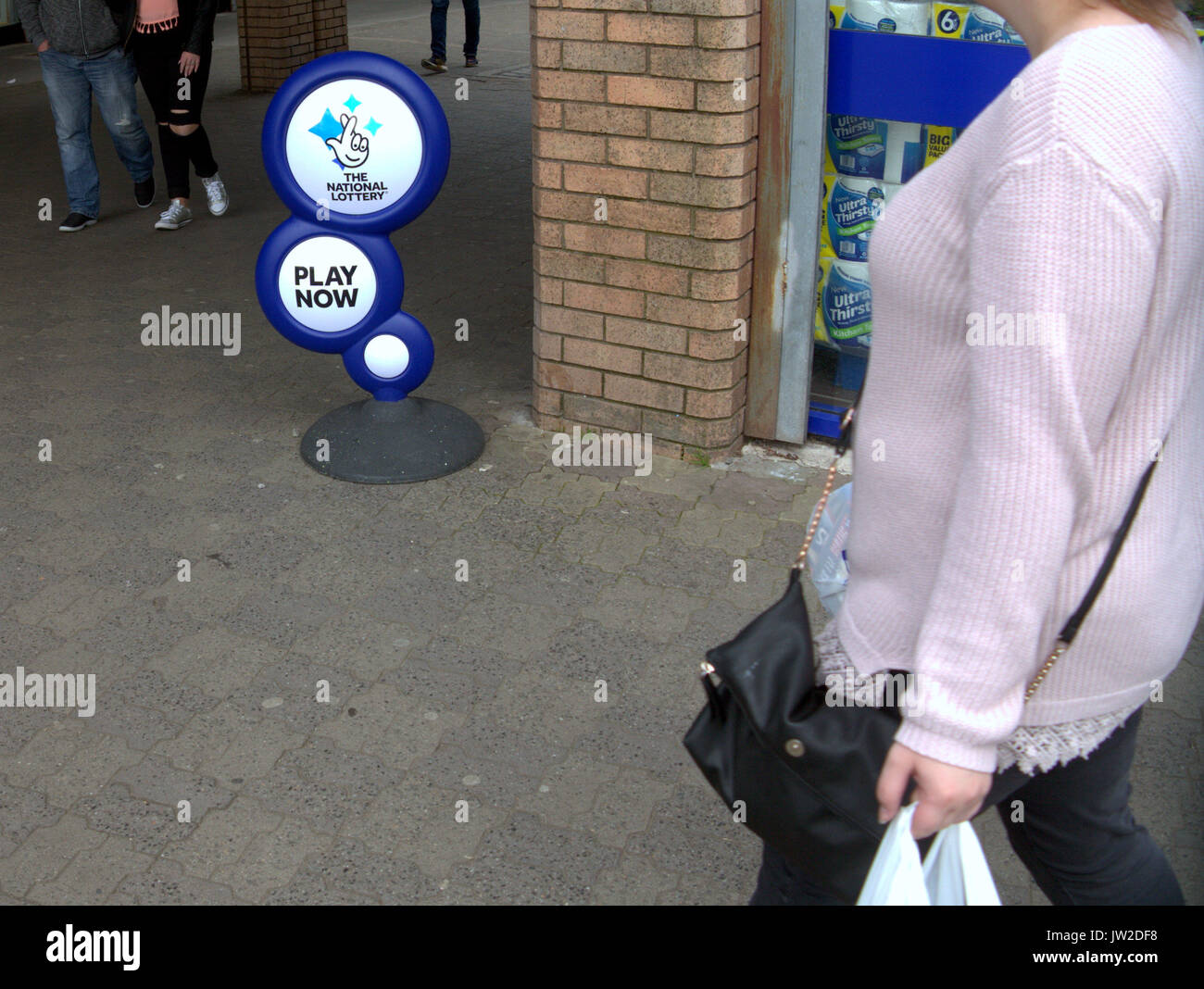 La national lottery lotto street sign personnes face cachée Banque D'Images