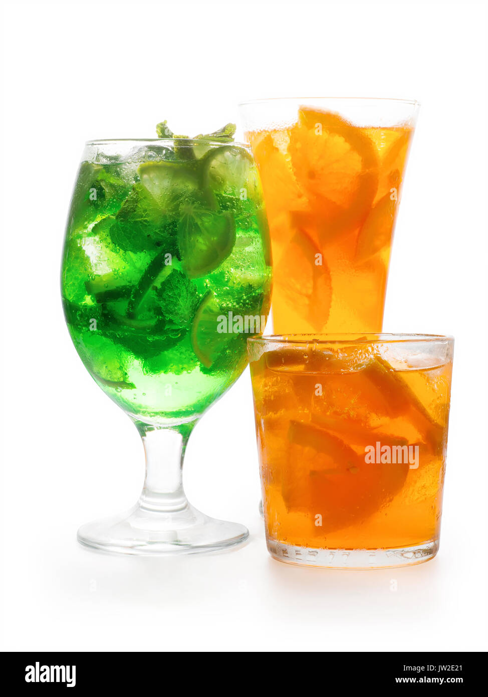 Trois cocktails agrumes frais dans différents verres. Llime et orange avec de la glace. Isolé sur blanc, chemin de détourage inclus Banque D'Images