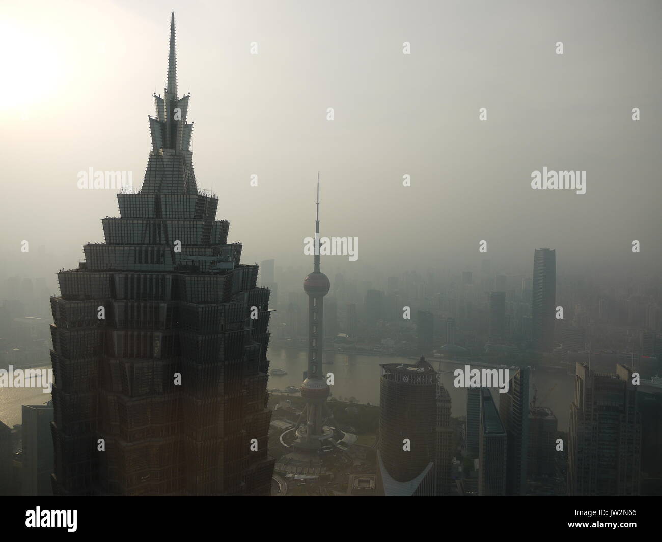 La pollution de l'air est très visible depuis les bâtiments de Pudong à Shanghai Banque D'Images