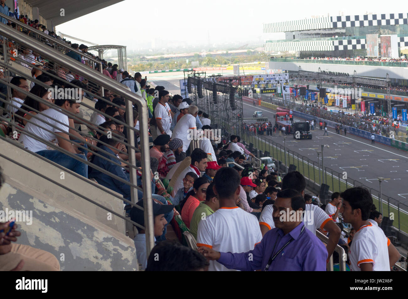 Delhi, Inde - 19 Mar 2017 : hommes, femmes, familles assis dans les gradins et regarder un circuit de course Banque D'Images