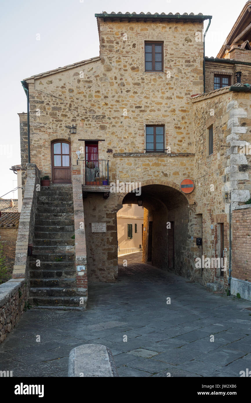 Bâtiments médiévale typique dans un village de Toscane en Italie. Banque D'Images