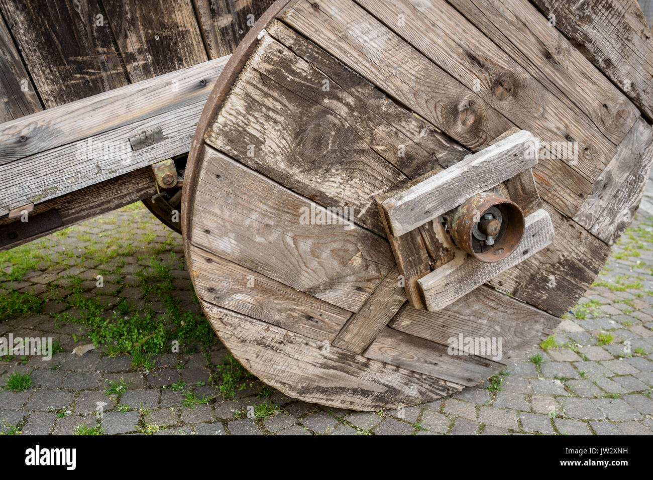 Détail de la roue d'un vieux panier en bois. Banque D'Images