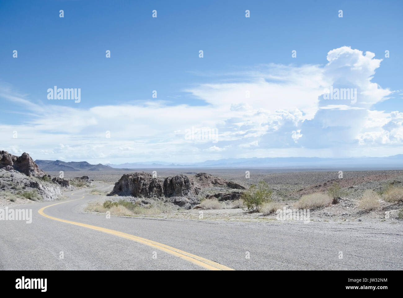USA, Arizona, Route 66, courbe à deux voies vides Banque D'Images