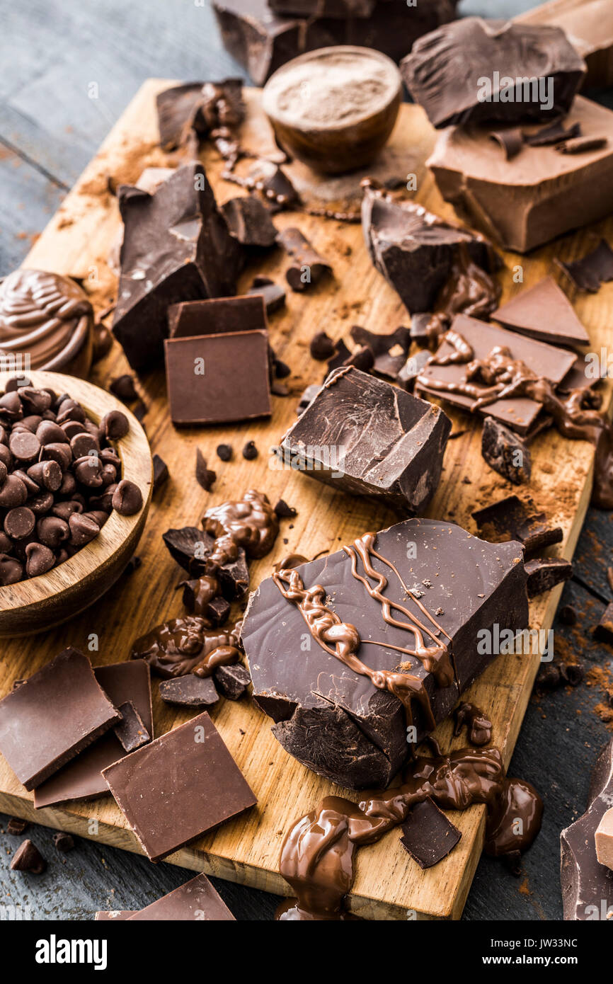 Diverses pièces en chocolat sur une planche à découper Banque D'Images