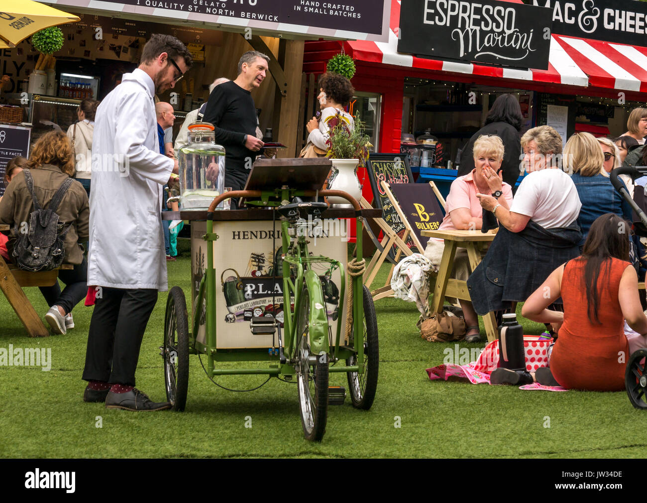 Gin Hendricks trolley, jardins de l'Assemblée, George Square, Édimbourg, Écosse, Royaume-Uni, Fringe Festival 2017, avec l'homme en blouse blanche et lunettes vintage Banque D'Images