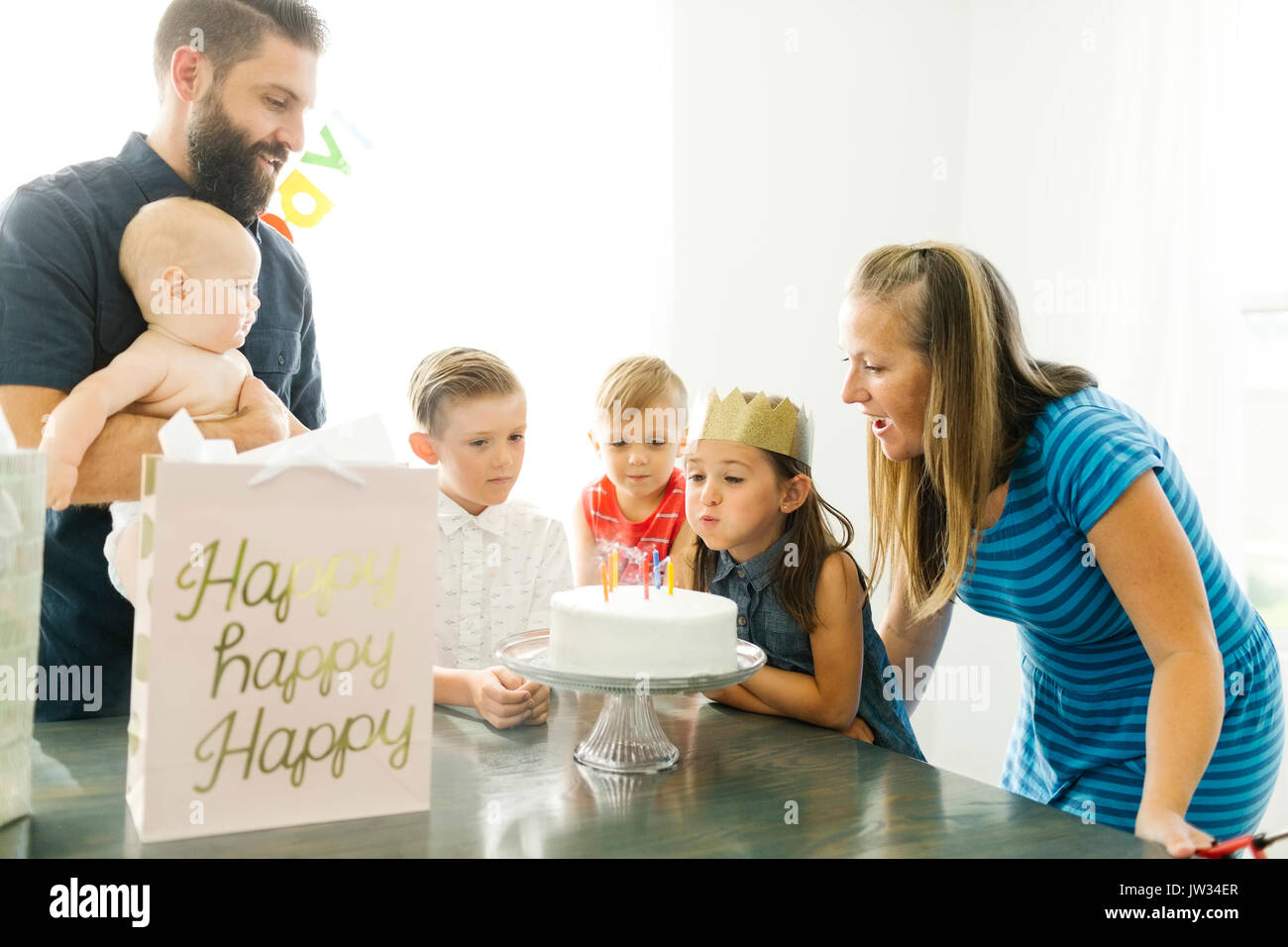 Les Parents Avec Enfants 6 11 Mois 2 3 6 7 A La Fille 6 7 A Souffler Les Bougies D Anniversaire Photo Stock Alamy