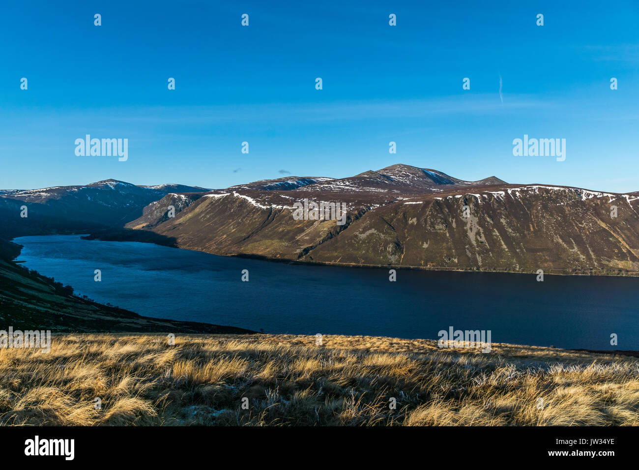 Lochnagar vue du Loch Muick avec le vaste Cairn dans la distance. Banque D'Images