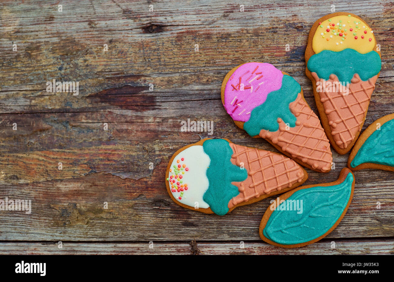 Cookies faits par les mains sur fond de bois. Banque D'Images