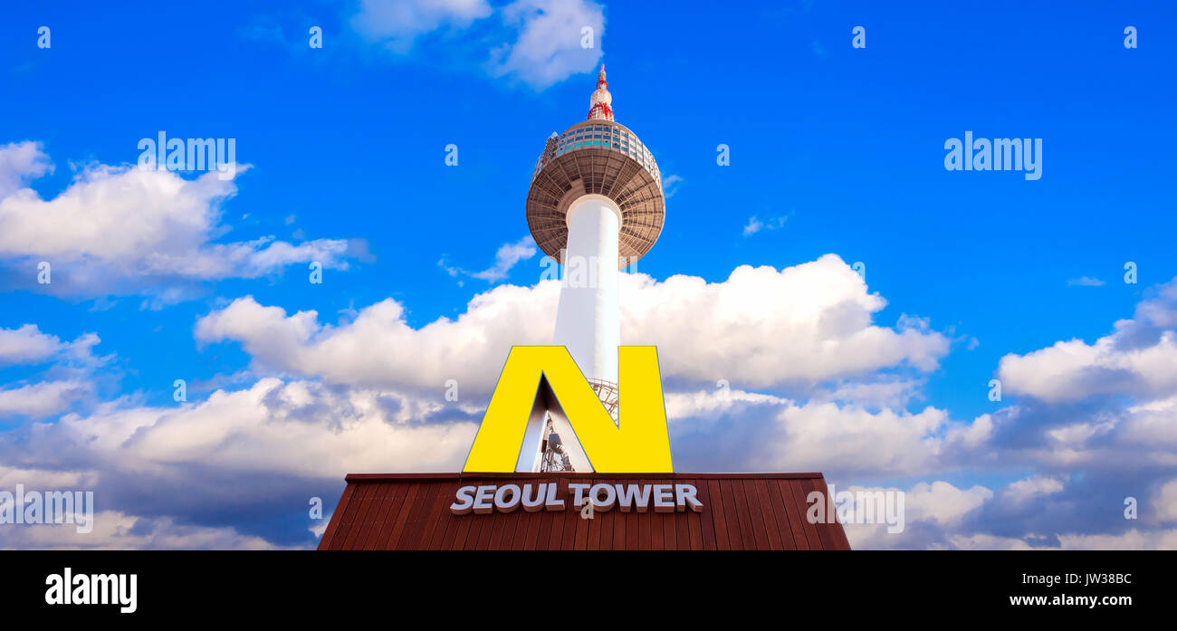 Séoul - 16 avril : Tour N de Séoul situé sur la montagne Namsan au centre de Séoul.photos prises le Avril 16,2015 à Séoul, Corée du Sud. Banque D'Images