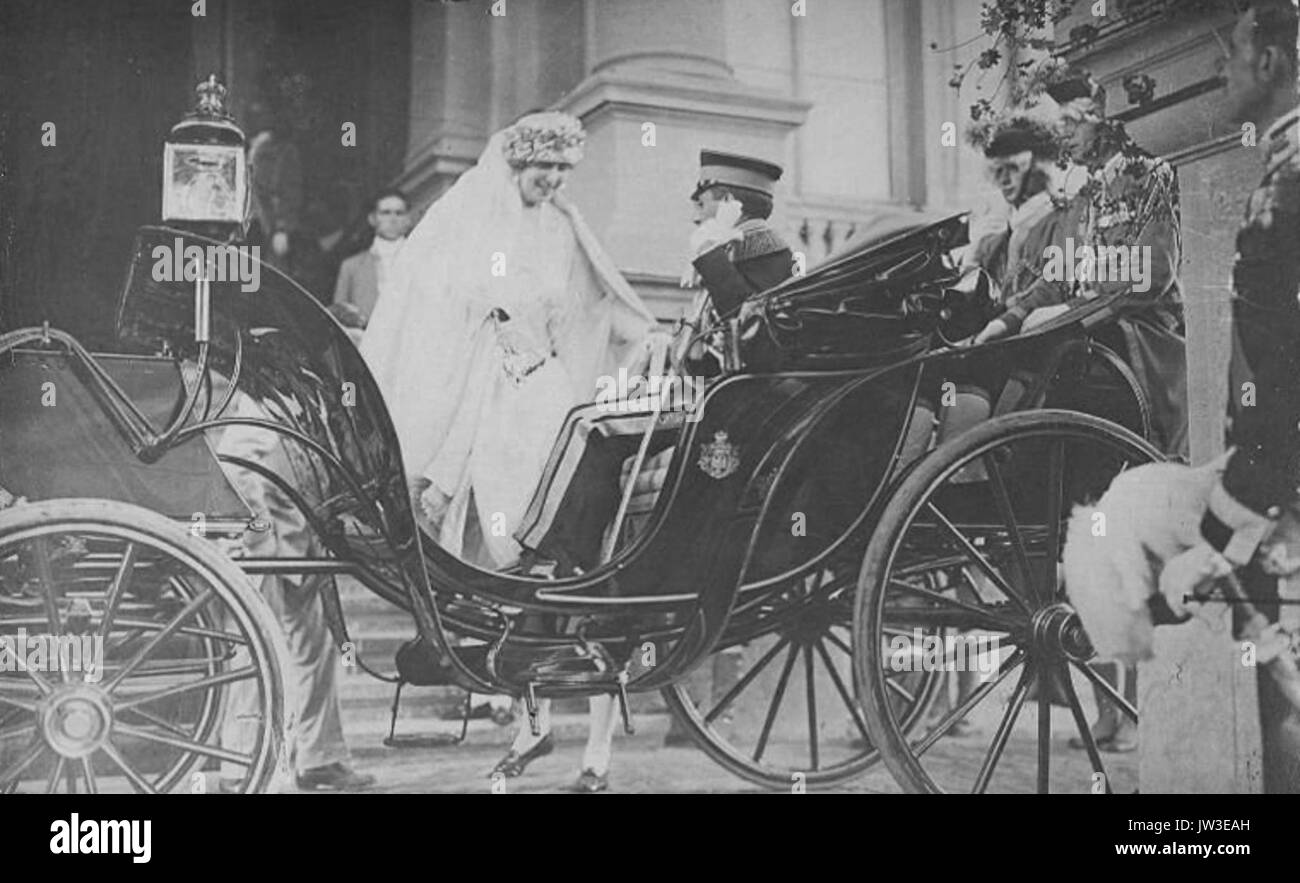 Cette image capture le mariage royal du roi Alexandre et de la reine Maria, un événement important dans l'histoire européenne, reflétant les traditions royales et les cérémonies de l'époque. Banque D'Images