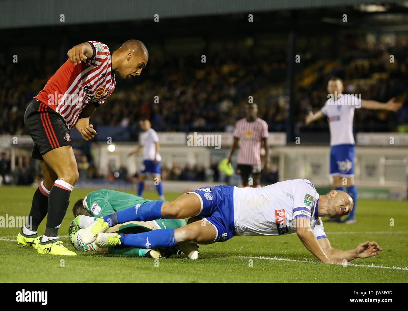 L'enterrer Tom Aldred et Sunderland's James Vaughan au cours de la première ronde, coupe du buffle match au domaine la Lane, Bury. Banque D'Images