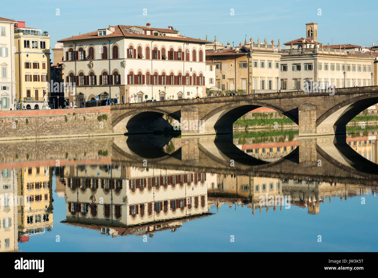 Une soirée ombre vue de Florence les bâtiments et ponts antiques se reflétant dans l'Arno Banque D'Images