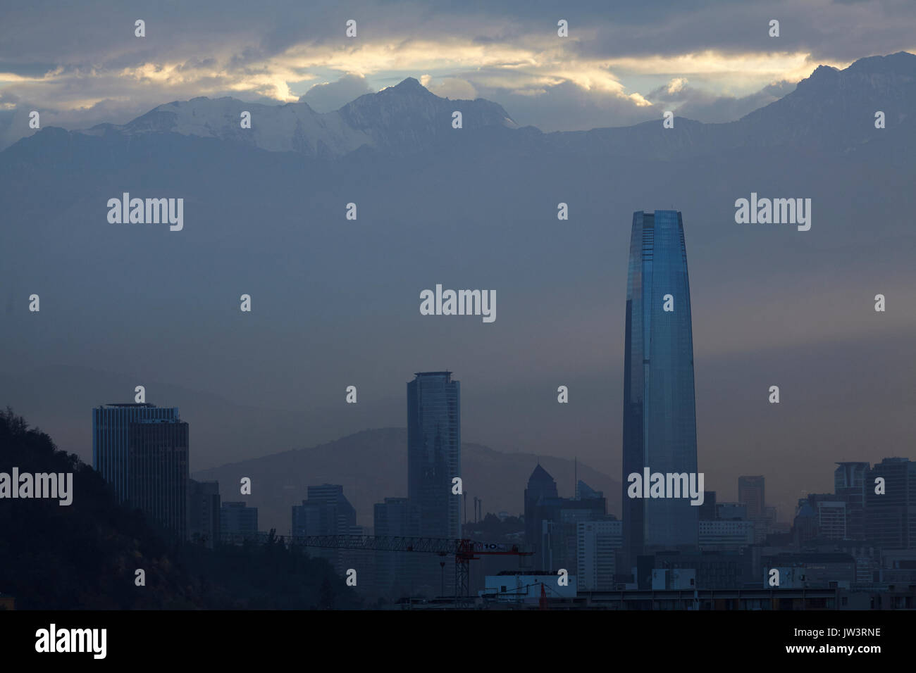 Costanera ciel gratte-ciel, Santiago et les montagnes des Andes, au Chili, en Amérique du Sud Banque D'Images