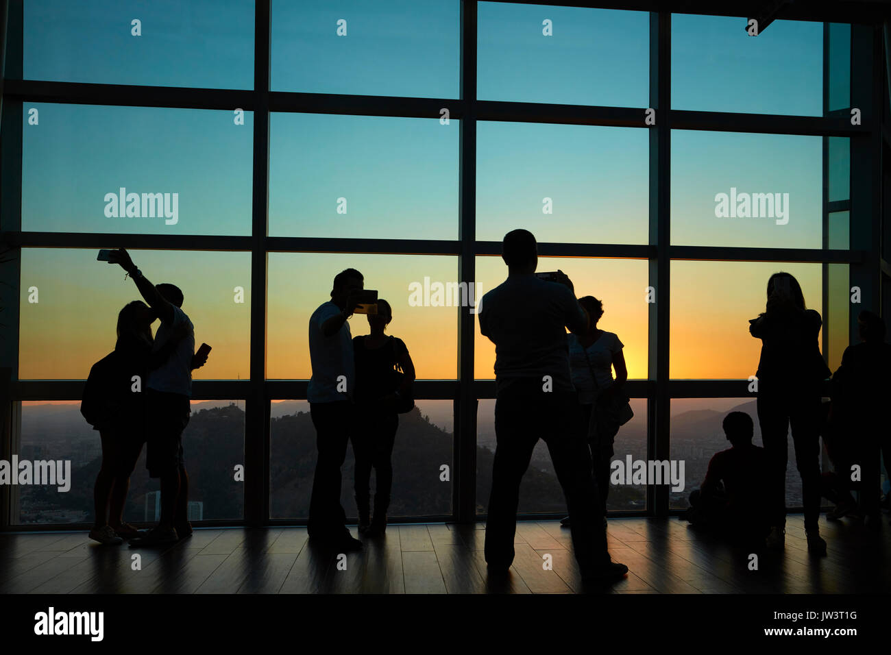 Les touristes à la recherche au niveau de la vue au coucher du soleil du ciel gratte-ciel Costanera, Santiago, Chili, Amérique du Sud Banque D'Images